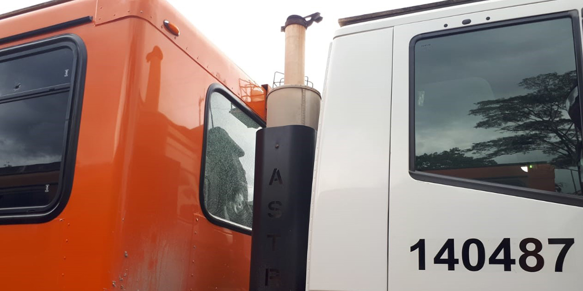 Salah satu unit bus karyawan PT Freeport Indoenesia yang mengalami teror penembakan di mile point 53-54 pada Senin, 13 Januari 2020